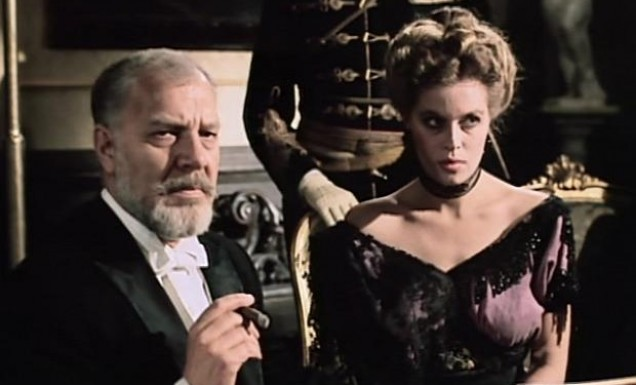 Игњат Глембај (Тонко Лонза) и баруница Кастели (Ена Беговић) - симболи разврата и декаденције. Глембајеви 1988. 